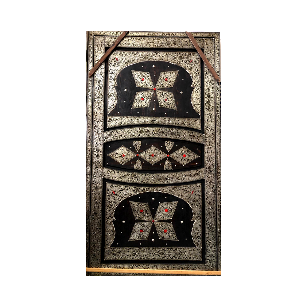Puerta artesanal arabe  de madera y tallada con latón tiene 2 caras